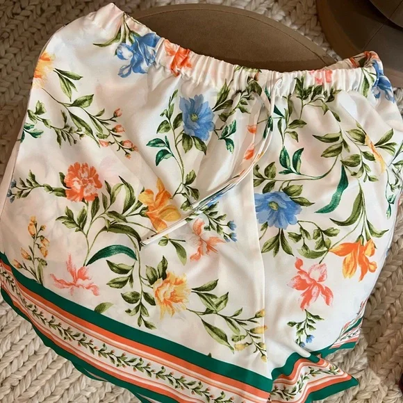 WAYF Carmen Floral Print Camp Shirt + matching shorts - Picture 9 of 10